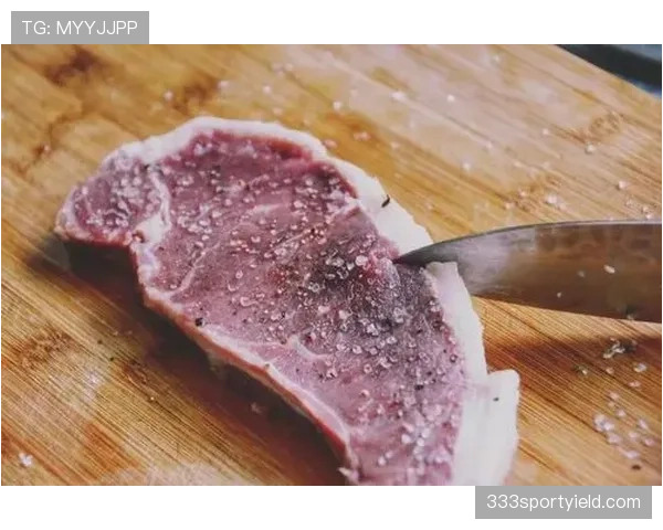 阿尔瓦雷斯训练完直接去超市抢购打折牛排，这反差谁懂